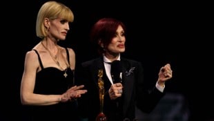 Kelly mit ihrer Mutter Sharon Osbourne bei den  BRIT Awards 2026 im Februar.