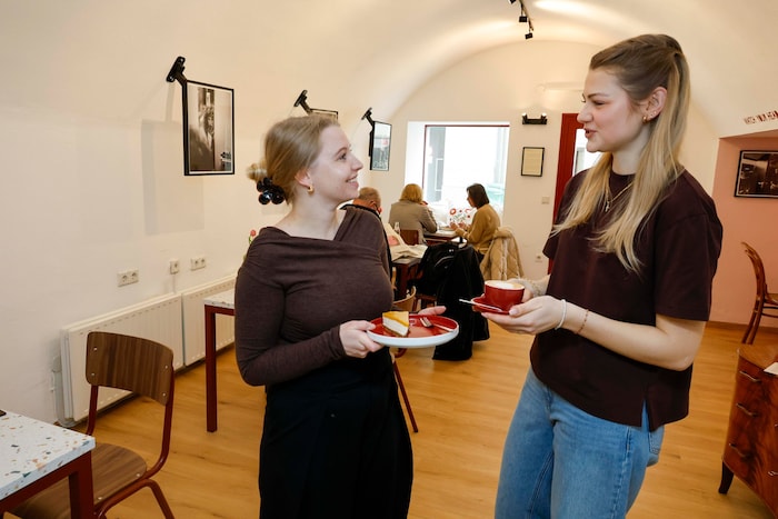 Ihr Lokal in der Pfeifergasse ist Kaffeehaus und Galerie: Isabella Kaufmann-Schösswender mit ...