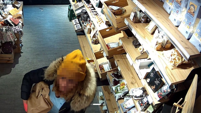 Am Freitagabend marschierte dieses Paar in den Hofladen und füllte sich drei Taschen.