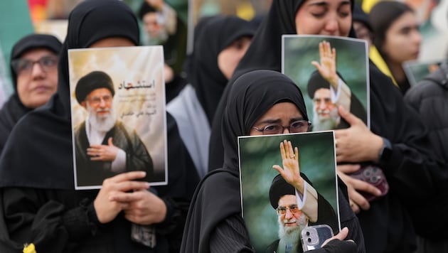 Verhüllte Iranerinnen trauern um ihren getöteten Führer. Niemand weiß, was jetzt kommt.