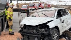 Die Bergung des total zerstörten Fahrzeugs gestaltete sich schwierig. 