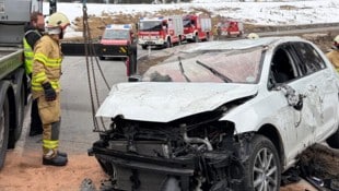 Die Bergung des total zerstörten Fahrzeugs gestaltete sich schwierig. 