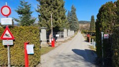 Schilder und offene Schranken sorgen am Klagenfurter Friedhof Annabichl weiter für Unmut und ...