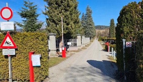 Schilder und offene Schranken sorgen am Klagenfurter Friedhof Annabichl weiter für Unmut und ...