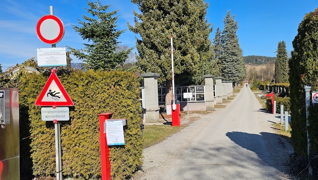 Schilder und offene Schranken sorgen am Klagenfurter Friedhof Annabichl weiter für Unmut und ...