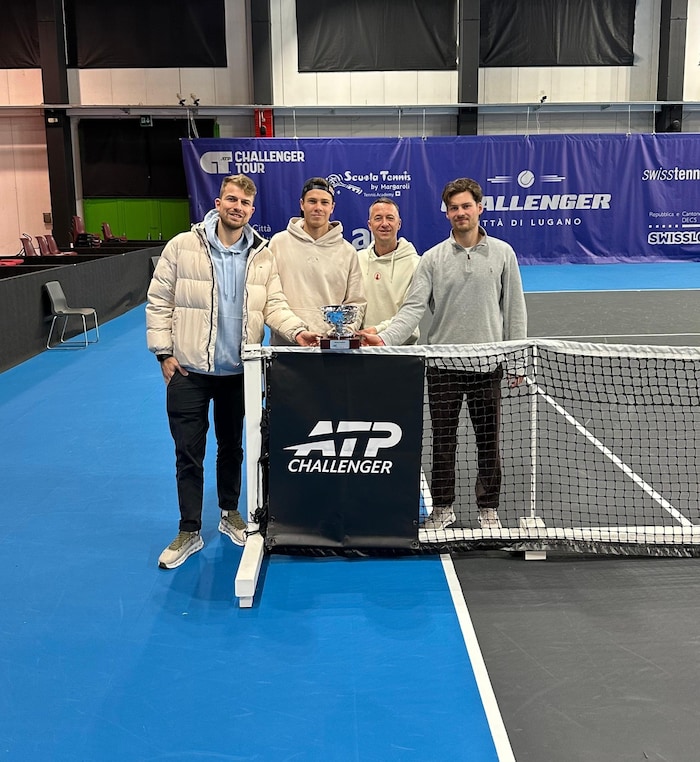 Gratulation bekam Joel Schwärzler in Lugano von der TC Hard-Delegation mit Benjamin Huber (l.) ...