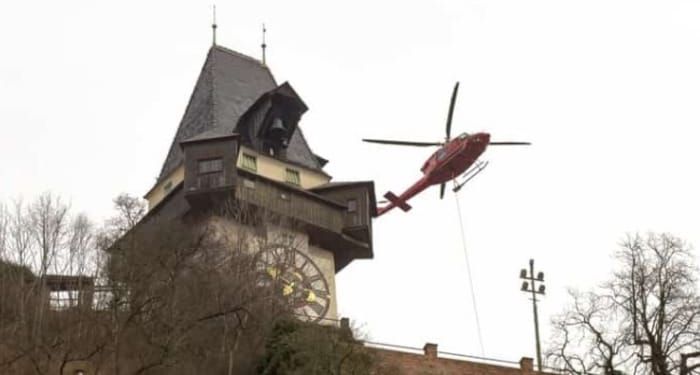 Nicht alltäglicher Anblick: Hubschrauber vor dem Grazer Wahrzeichen