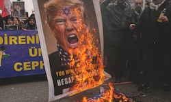 Proiranische Demonstranten verbrennen ein antisemitisches Porträt des US-Präsidenten.