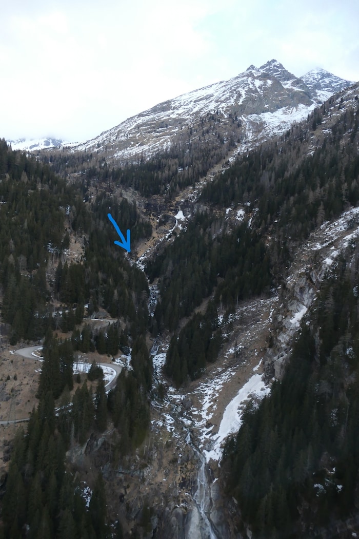 Der Mann dürfte zum Sturz gekommen sein und wurde aus dem Bachbett geborgen.