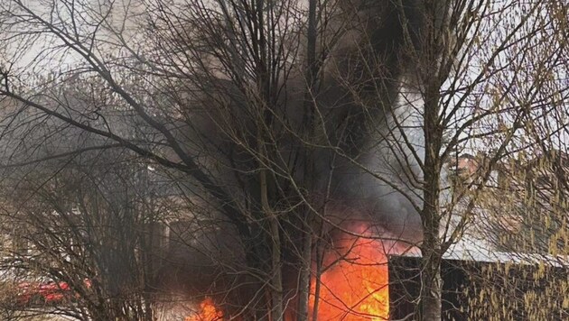 Lichterloh brannte der Müllcontainer.