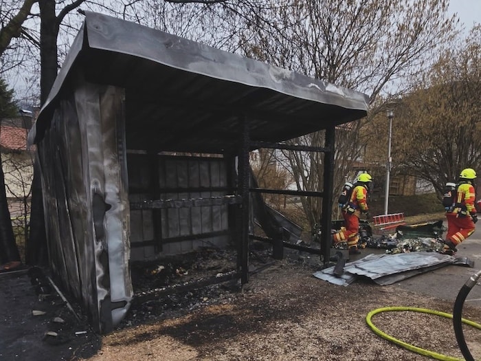 Völlig ausgebrannt war der Unterstand für die Container.