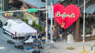 Ein Angreifer hatte in der Nacht zum Sonntag vor einem Biergarten in Austin auf Menschen ...
