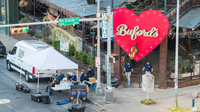 Ein Angreifer hatte in der Nacht zum Sonntag vor einem Biergarten in Austin auf Menschen ...