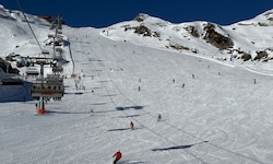 Der Unfall ereignete sich im Skigebiet Hochzillertal auf einer roten Piste (Symbolfoto). 