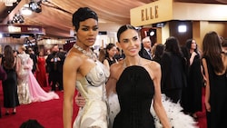 Teyana Taylor und Demi Moore strahlen bei den 32. Actor Awards im Shrine Auditorium in Los ...
