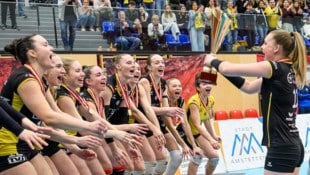 Da ist das Ding! Die Steelvolleys holten die Cup-Trophäe.