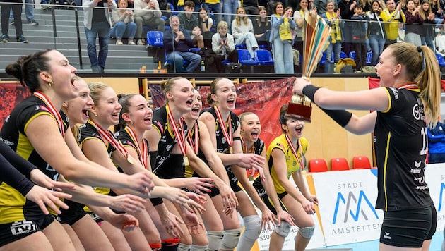 Da ist das Ding! Die Steelvolleys holten die Cup-Trophäe.