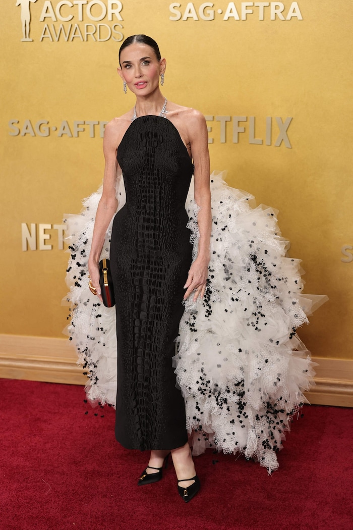 Demi Moore zeigte sich in einer Robe von Schiaparelli – das Netz diskutiert unterdessen ihre ...