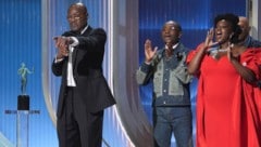 Delroy Lindo, Miles Caton und Wunmi Mosaku nehmen den Preis für das beste Ensemble im Spielfilm ...