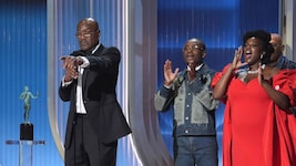 Delroy Lindo, Miles Caton und Wunmi Mosaku nehmen den Preis für das beste Ensemble im Spielfilm ...