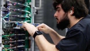 Ein Mitarbeiter von Amazon Web Services in Austin, Texas, überprüft ein Server-Rack.