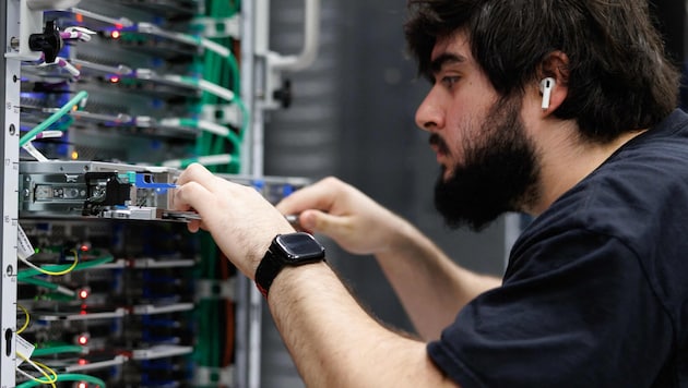 Ein Mitarbeiter von Amazon Web Services in Austin, Texas, überprüft ein Server-Rack.