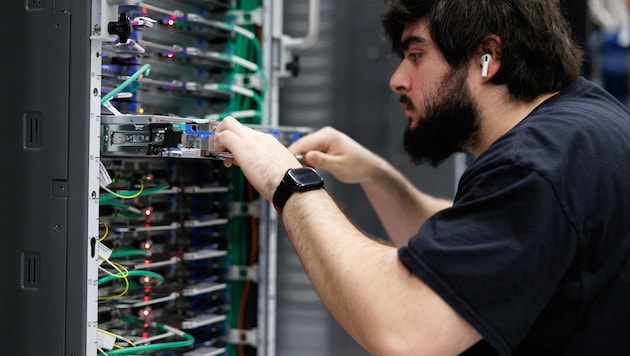 Beschäftigte in der IT legen die Arbeit nieder.