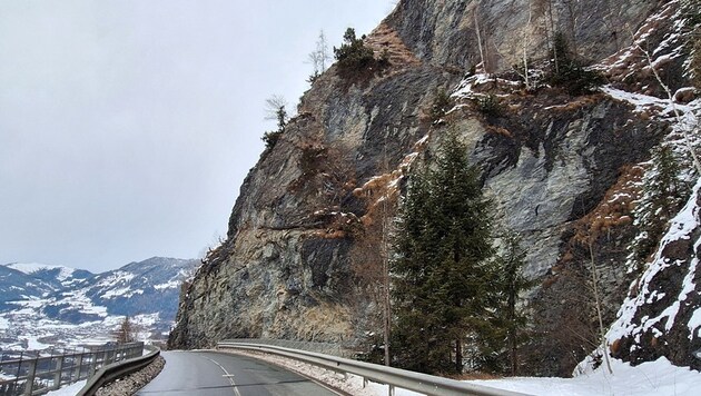 Wegen Arbeiten am Fels wird die Straße gesperrt.