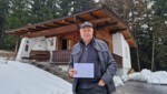 Luggi Hechenblaikner vor seinem Freizeitwohnsitz in der Wörgler Idylle, für das kleine Haus ...