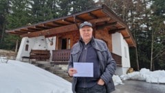 Luggi Hechenblaikner vor seinem Freizeitwohnsitz in der Wörgler Idylle, für das kleine Haus ...