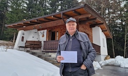 Luggi Hechenblaikner vor seinem Freizeitwohnsitz in der Wörgler Idylle, für das kleine Haus ...