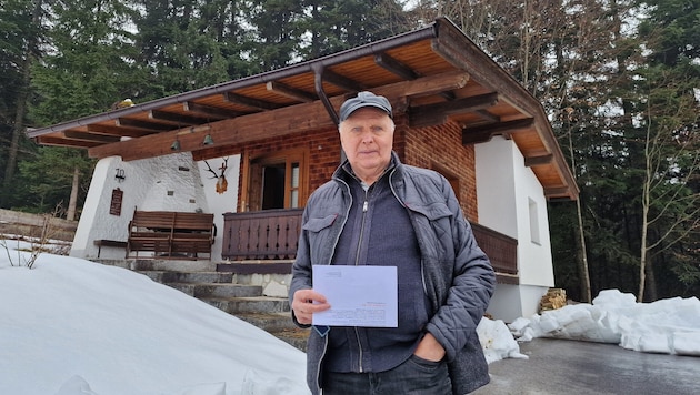Luggi Hechenblaikner in front of his vacation home in idyllic Wörgl, where taxes have increased ...