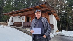 Luggi Hechenblaikner vor seinem Freizeitwohnsitz in der Wörgler Idylle, für das kleine Haus ...