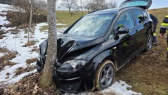 Nachdem der Lenker einen Abgang hinuntergefahren war, wurde er von einem Baum gestoppt.