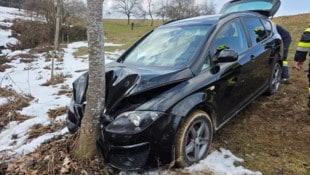 Nachdem der Lenker einen Abgang hinuntergefahren war, wurde er von einem Baum gestoppt.