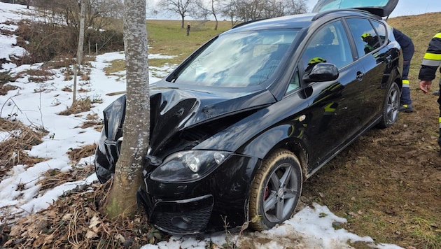 Nachdem der Lenker einen Abgang hinuntergefahren war, wurde er von einem Baum gestoppt.