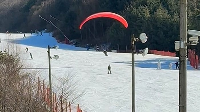 Die Wintersportler staunten nicht schlecht, als der Gleitschirmflieger sich zu ihnen auf die ...