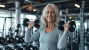 Krafttraining bis ins Alter fördert Muskeln, Knochen und Lebensfreude.
