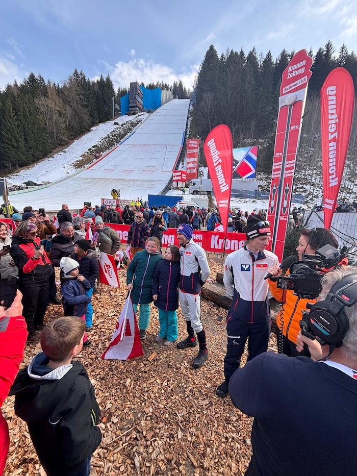 Manuel Fettner besuchte auch das „Krone Weltcup-Dorf“.
