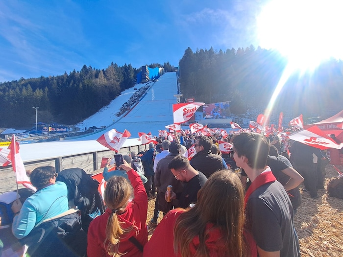 Ausgelassene Stimmung bei den Zuschauern am Kulm.