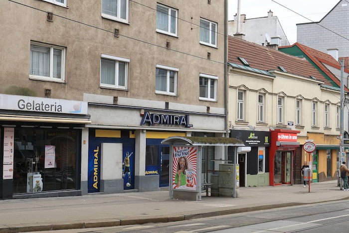 Zum Zeitpunkt des Überfalls befand sich eine Reinigungskraft in dem Lokal.