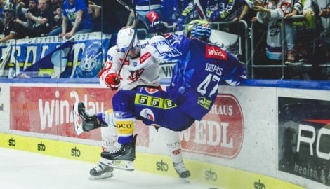 Marcel Witting (li.) soll für den KAC wieder die Gegner von den Eisen holen 