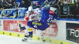 Marcel Witting (li.) soll für den KAC wieder die Gegner von den Eisen holen 