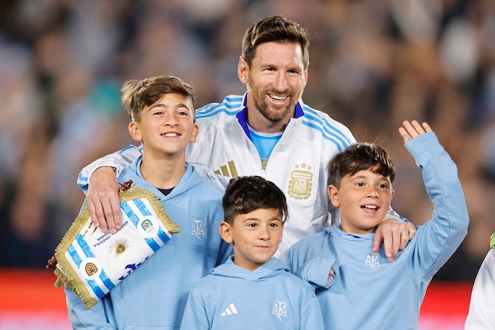 Messi mit seinen Söhnen Thiago (links, 13 Jahre), Ciro (M. sieben) und Matteo (re., zehn).