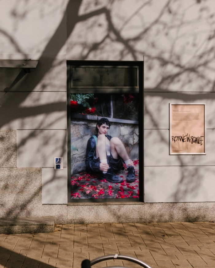 Die Schaufenster am Lendplatz dienen Anna Breit, Neven Allgeier und Philippe Gerlach als ...