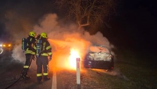 Die Feuerwehr löschte den Pkw, mit dem der 77-Jährige gegen den Baum gekracht war.
