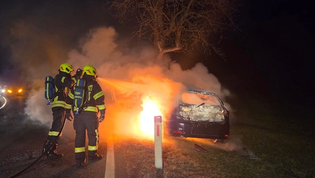 Die Feuerwehr löschte den Pkw, mit dem der 77-Jährige gegen den Baum gekracht war.
