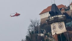 Am Montag kreiste ein Hubschrauber über dem Grazer Schloßberg und transportierte abgestorbene ...