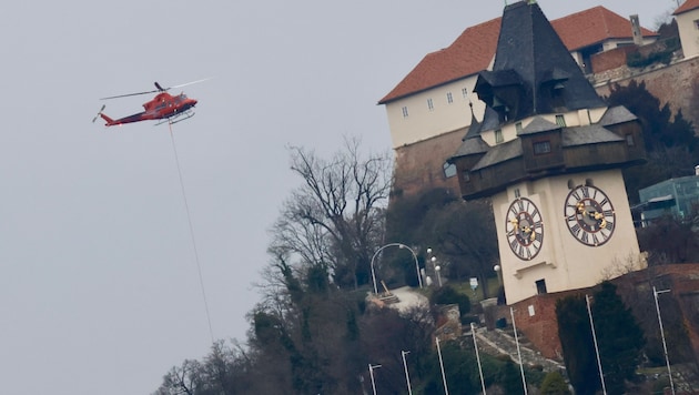 Am Montag kreiste ein Hubschrauber über dem Grazer Schloßberg und transportierte abgestorbene ...