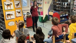 Spielerisch und anschaulich erfahren die Kinder, was Hunde mit ihrer Körpersprache ausdrücken.